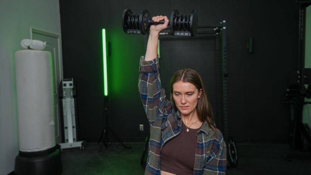 BarBend tester using the Flybird adjustable dumbbell.