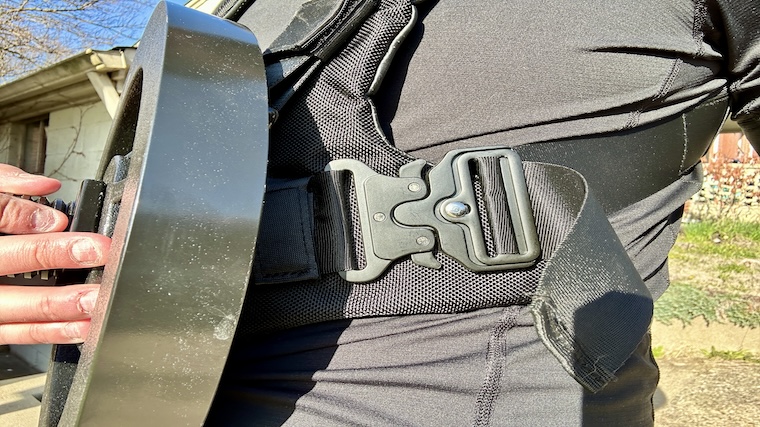 Side strap locking mechanism of the Kensui EZ-VEST